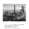 Fotografía en blanco y negro de Diego Maquieira que muestra un barco navegando en mar abierto cuya cubierta ha sido intervenida con elementos arquitectónicos como un faro rayado y una cúpula de observatorio. Sobre y bajo la imagen aparece escritura manuscrita con el título Mar aún sin costa y un texto poético. Fotografía con texto manuscrito, 77 x 55 cm, edición única, 2007.