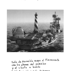 Fotografía en blanco y negro de Diego Maquieira que muestra un barco navegando en mar abierto cuya cubierta ha sido intervenida con elementos arquitectónicos como un faro rayado y una cúpula de observatorio. Sobre y bajo la imagen aparece escritura manuscrita con el título Mar aún sin costa y un texto poético. Fotografía con texto manuscrito, 77 x 55 cm, edición única, 2007.