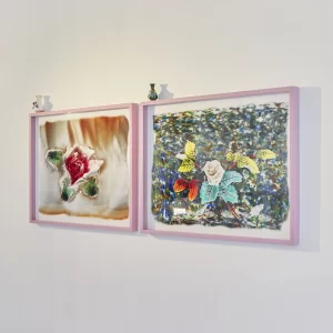 Díptico de Jorge Cabieses-Valdés compuesto por dos impresiones digitales enmarcadas con marcos rosados, instaladas en un muro blanco. Cada imagen presenta composiciones florales y texturas abstractas en colores intensos, sobre las que se integran pequeñas piezas de cerámica esmaltada colocadas en la parte superior de los marcos, generando un efecto escultórico que sobresale del plano de la imagen. Impresión digital y cerámica esmaltada, 68,5 x 91 cm cada uno, 2022.