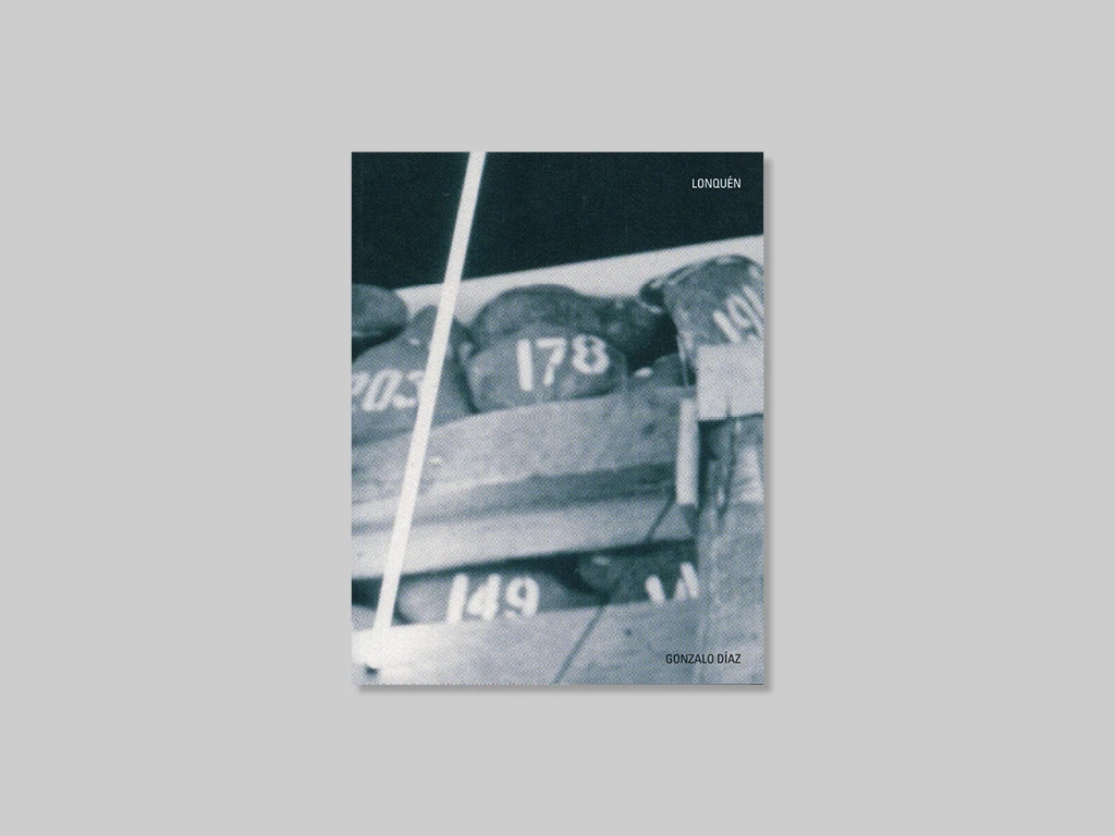 Portada del libro Lonquén de Gonzalo Díaz con fotografía en blanco y negro de objetos numerados y el título en la esquina superior derecha.