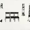Xilografía en blanco y negro de Adriana Asenjo que muestra tres sillas vacías dispuestas frontalmente, con aves a su lado y árboles que enmarcan la escena. Impresa sobre papel de arroz, 20 x 27 cm, 2015, edición P/A.