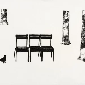 Xilografía en blanco y negro de Adriana Asenjo que muestra tres sillas vacías dispuestas frontalmente, con aves a su lado y árboles que enmarcan la escena. Impresa sobre papel de arroz, 20 x 27 cm, 2015, edición P/A.
