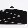 Xilografía en blanco y negro de Adriana Asenjo que muestra una colina oscura con un camino zigzagueante y un árbol solitario en el horizonte. Impresión sobre papel de arroz, 21 x 26 cm, edición P/A.