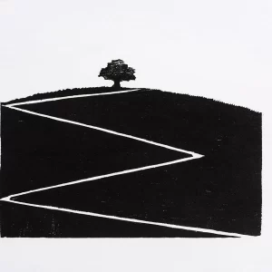 Xilografía en blanco y negro de Adriana Asenjo que muestra una colina oscura con un camino zigzagueante y un árbol solitario en el horizonte. Impresión sobre papel de arroz, 21 x 26 cm, edición P/A.
