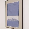 Obra textil de Macarena Cortés realizada con tela de algodón deshebrada en tonos azules y blancos, cuya forma evoca una montaña nevada. 60 x 43 cm, 2025, pieza única. Sin enmarcar.