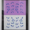 Serigrafía de Macarena Cortés que muestra siluetas repetidas de manos en color azul, dispuestas sobre dos campos cromáticos diferenciados, uno violeta y otro blanco. Impresa sobre papel de algodón, 51 x 41 cm, 2025, serie de 18 copias.