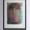 Grabado digital de Ricardo Yrarrázaval que representa un rostro fragmentado con textura granular, labios rosados intensos y contrastes de tonos oscuros, ocres y celestes, presentado en paspartú blanco y marco negro.