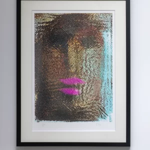 Grabado digital de Ricardo Yrarrázaval que representa un rostro fragmentado con textura granular, labios rosados intensos y contrastes de tonos oscuros, ocres y celestes, presentado en paspartú blanco y marco negro.