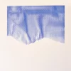 Serigrafía de Macarena Cortés en tonos azules que muestra una forma suspendida construida a partir de una trama gráfica, con borde inferior irregular que sugiere un horizonte fragmentado. Impresa sobre papel bambú, 38 x 47 cm, 2025, serie de 10 copias. Sin enmarcar.