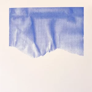 Serigrafía de Macarena Cortés en tonos azules que muestra una forma suspendida construida a partir de una trama gráfica, con borde inferior irregular que sugiere un horizonte fragmentado. Impresa sobre papel bambú, 38 x 47 cm, 2025, serie de 10 copias. Sin enmarcar.