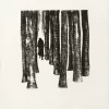 Xilografía en blanco y negro de Adriana Asenjo que muestra un bosque compuesto por troncos verticales repetidos, entre los cuales aparece una figura humana oscura caminando por un sendero claro en el centro de la composición. La imagen presenta un fuerte contraste y texturas marcadas propias del grabado en madera. Xilografía sobre papel de arroz, 18 x 19 cm, 1999, edición P/A.