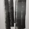 Xilografía en blanco y negro de Adriana Asenjo que muestra cuatro fragmentos verticales que evocan troncos de árbol, dispuestos en dos pares sobre fondo blanco. Las formas presentan bordes irregulares y superficies densamente texturadas, con zonas de alto contraste entre áreas claras y oscuras que revelan las vetas de la madera. La composición está construida a partir de hojas de papel de arroz ensambladas, cuyos bordes y pliegues son visibles e integrados a la imagen. Xilografía sobre papel de arroz, 61 x 91 cm, 1999, edición 2/6.