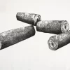Xilografía en blanco y negro de Adriana Asenjo que muestra cuatro troncos seccionados dispuestos de forma dispersa sobre fondo blanco. Los cortes transversales en los extremos revelan los anillos y vetas internas de la madera. Las formas cilíndricas se entrecruzan en distintas direcciones, con superficies densamente texturadas que evidencian la materialidad del grabado. Xilografía sobre papel de arroz, 70 x 53 cm y 70 x 30 cm, 1995, edición P/A.