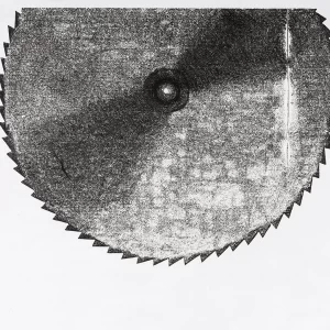Xilografía en blanco y negro de Adriana Asenjo que representa una sierra circular de gran tamaño, vista frontalmente y suspendida sobre un fondo blanco. El disco dentado presenta un orificio central y una superficie texturada con variaciones de tinta que enfatizan su materialidad y volumen. Xilografía sobre papel de arroz, 60 x 70 cm y 50 x 60 cm, edición P/A.