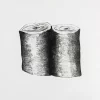 Xilografía en blanco y negro de Adriana Asenjo que muestra dos troncos cortados dispuestos verticalmente y unidos en el centro, con los anillos de crecimiento visibles en la parte superior. Las superficies presentan una textura granular propia del grabado en madera, con zonas de alto contraste que enfatizan el volumen y la unión entre ambas formas. Xilografía sobre papel de arroz, 68 x 48 cm, 1995, edición P/A.